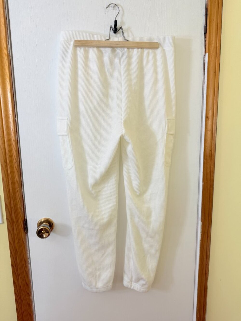 ๐ 2/50 Bench White Waffle Knit Cargo Joggers Size L - Picture 4 of 4